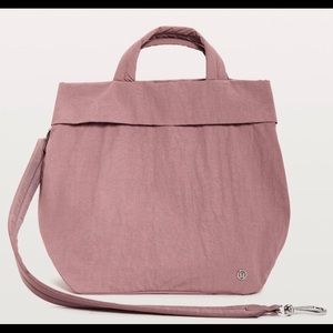 Lululemon on my level 19L tote